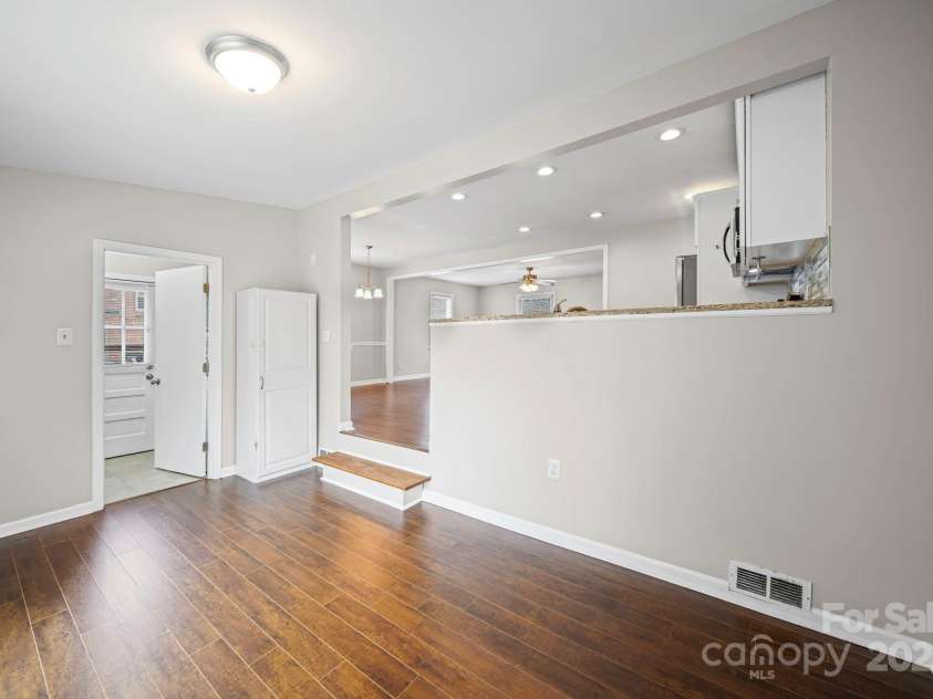 6907 Glenmoor Drive, Charlotte, NC 28214.  MLS# CAR4333558, YatesRealty ID 1954. 