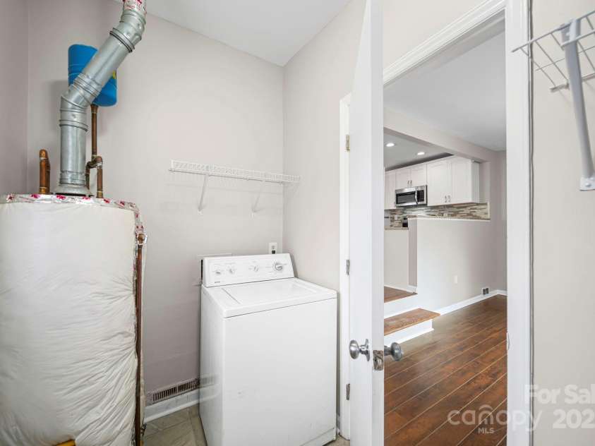 6907 Glenmoor Drive, Charlotte, NC 28214.  MLS# CAR4333558, YatesRealty ID 1954. 