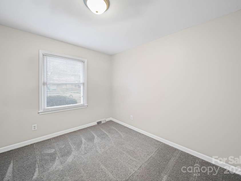 6907 Glenmoor Drive, Charlotte, NC 28214.  MLS# CAR4333558, YatesRealty ID 1954. 