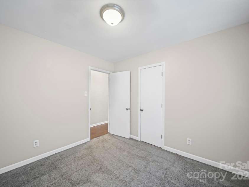 6907 Glenmoor Drive, Charlotte, NC 28214.  MLS# CAR4333558, YatesRealty ID 1954. 