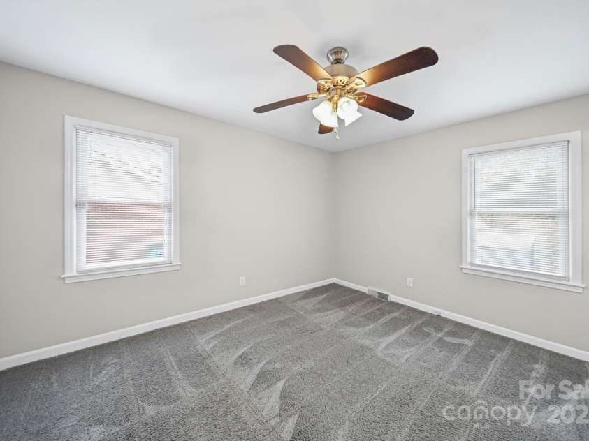 6907 Glenmoor Drive, Charlotte, NC 28214.  MLS# CAR4333558, YatesRealty ID 1954. 