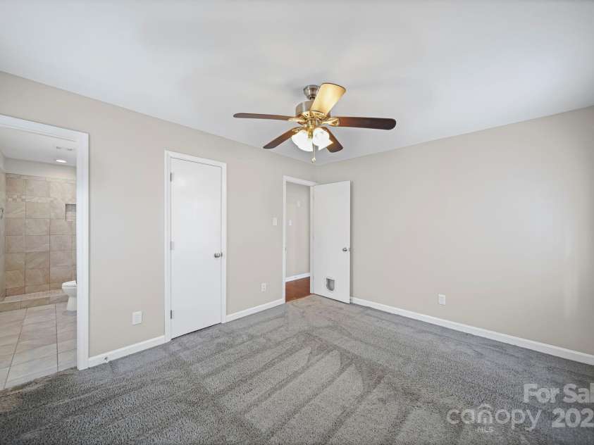 6907 Glenmoor Drive, Charlotte, NC 28214.  MLS# CAR4333558, YatesRealty ID 1954. 