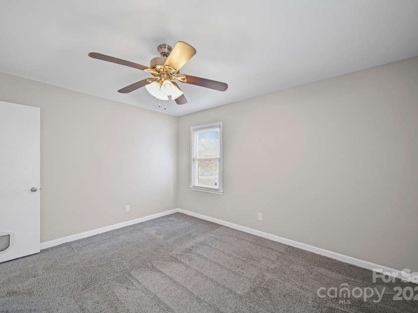 6907 Glenmoor Drive, Charlotte, NC 28214.  MLS# CAR4333558, YatesRealty ID 1954. 