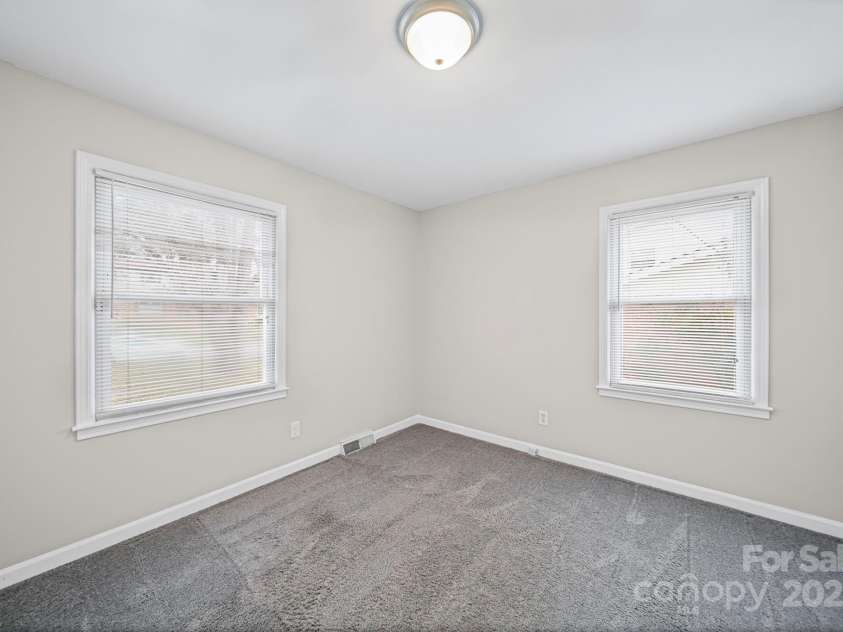 6907 Glenmoor Drive, Charlotte, NC 28214.  MLS# CAR4333558, YatesRealty ID 1954. 