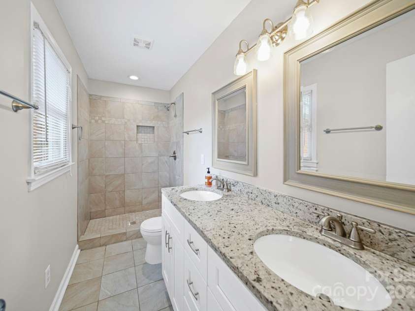 6907 Glenmoor Drive, Charlotte, NC 28214.  MLS# CAR4333558, YatesRealty ID 1954. 