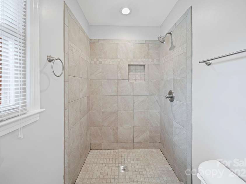 6907 Glenmoor Drive, Charlotte, NC 28214.  MLS# CAR4333558, YatesRealty ID 1954. 