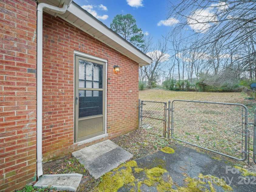 6907 Glenmoor Drive, Charlotte, NC 28214.  MLS# CAR4333558, YatesRealty ID 1954. 