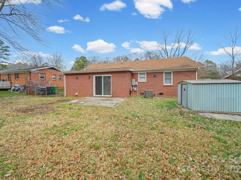 6907 Glenmoor Drive, Charlotte, NC 28214.  MLS# CAR4333558, YatesRealty ID 1954. 