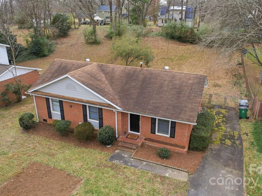6907 Glenmoor Drive, Charlotte, NC 28214.  MLS# CAR4333558, YatesRealty ID 1954. 