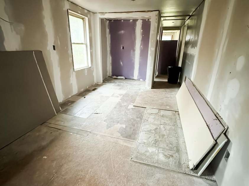 129 Williams Road, Bessemer City, NC 28016.  MLS# CAR4270394, YatesRealty ID 19542. Kitchen area, laundry closet