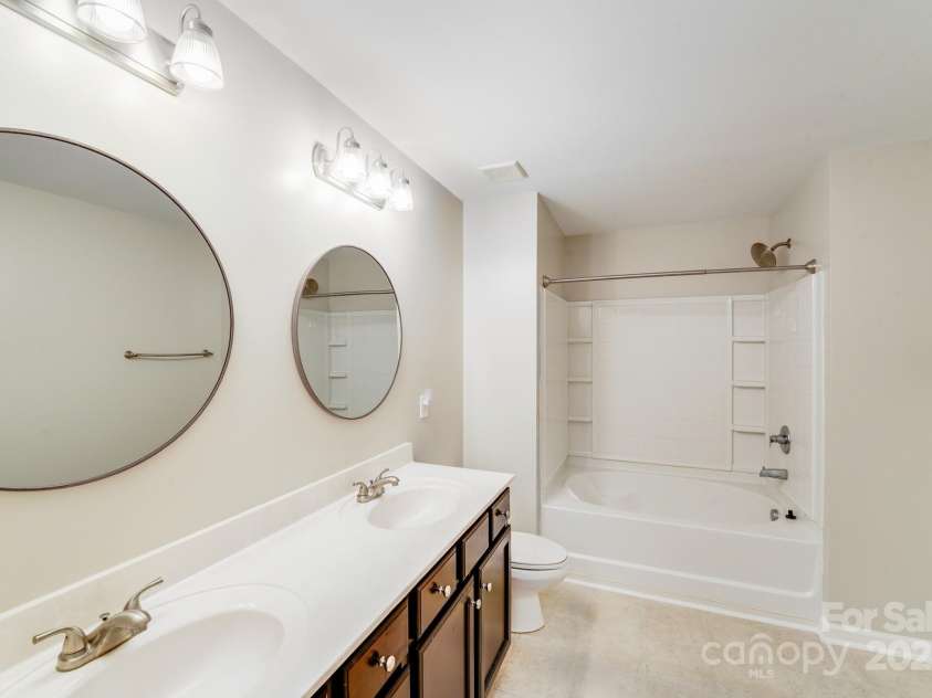9800 Walkers Glen Drive, Concord, NC 28027.  MLS# CAR4265265, YatesRealty ID 19543. PRIMARY FULL BATH WITH SOAKING TUB