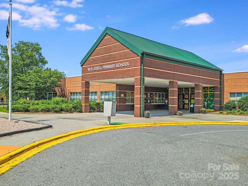 9800 Walkers Glen Drive, Concord, NC 28027.  MLS# CAR4265265, YatesRealty ID 19543. WALKING DISTANCE