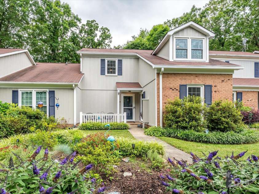 11120 Sevilla Court, Charlotte, NC 28226.  MLS# CAR4268684, YatesRealty ID 19545. Welcome Home!