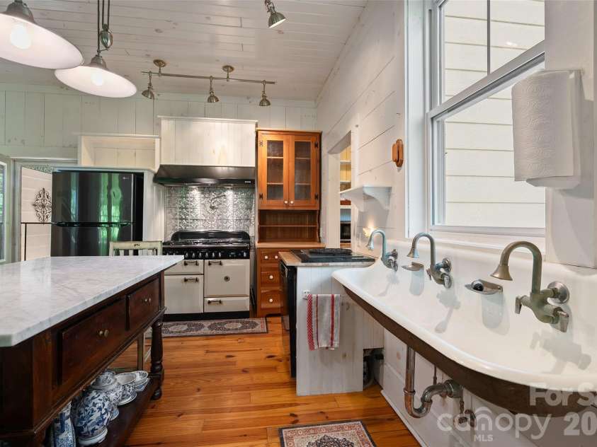 580 Split Pine Cove, Clyde, NC 28721.  MLS# CAR4375896, YatesRealty ID 19546. 