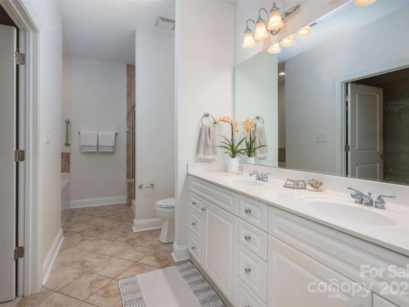 2941 Bellasera Way, Matthews, NC 28105.  MLS# CAR4226278, YatesRealty ID 19549. Double Walk-in Closet, Double Vanity, Soaking Tub & Walk-in Shower.