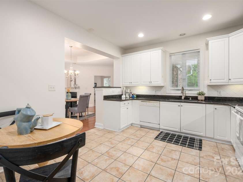 2941 Bellasera Way, Matthews, NC 28105.  MLS# CAR4226278, YatesRealty ID 19549. Nice big kitchen to cook  & entertain with tons of cabinet space