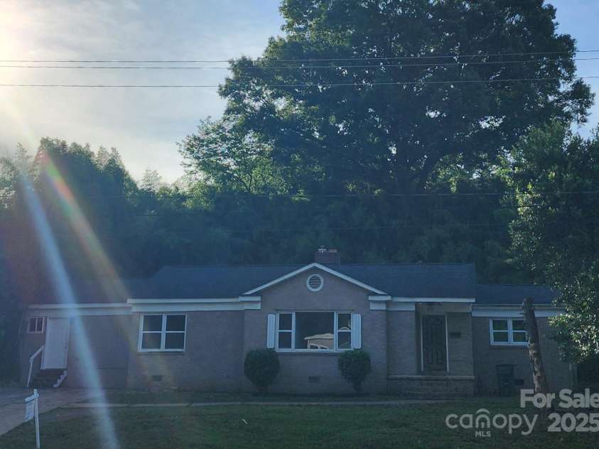 3337 Eastway Drive, Charlotte, NC 28205.  MLS# CAR4193109, YatesRealty ID 19550. 