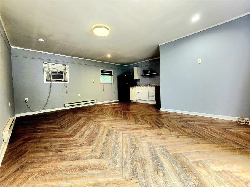 3337 Eastway Drive, Charlotte, NC 28205.  MLS# CAR4193109, YatesRealty ID 19550. Efficiency unit