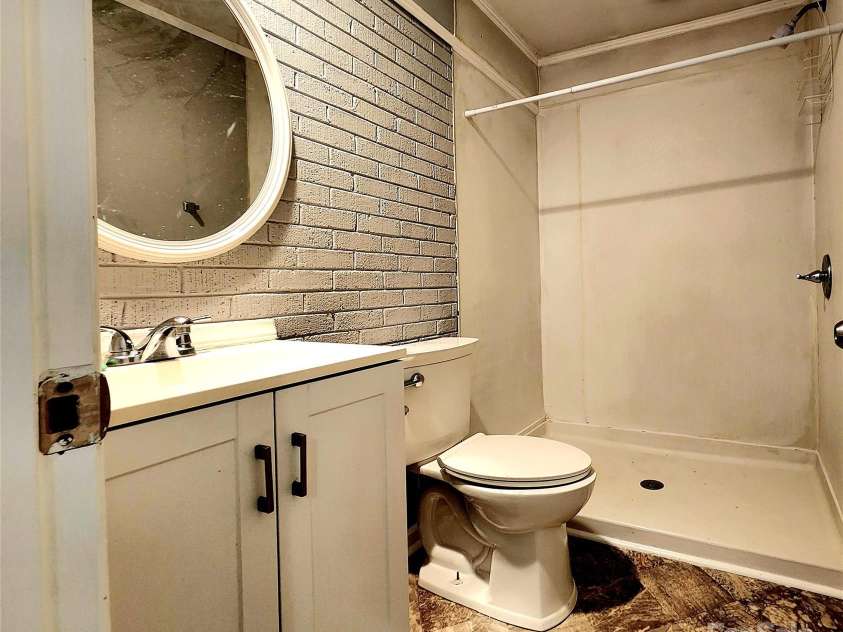 3337 Eastway Drive, Charlotte, NC 28205.  MLS# CAR4193109, YatesRealty ID 19550. Efficiency unit full bathroom