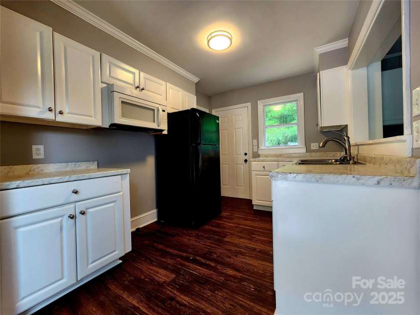 3337 Eastway Drive, Charlotte, NC 28205.  MLS# CAR4193109, YatesRealty ID 19550. Kitchen