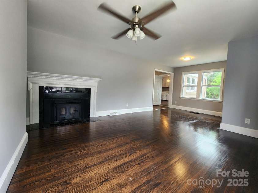 3337 Eastway Drive, Charlotte, NC 28205.  MLS# CAR4193109, YatesRealty ID 19550. Living Room