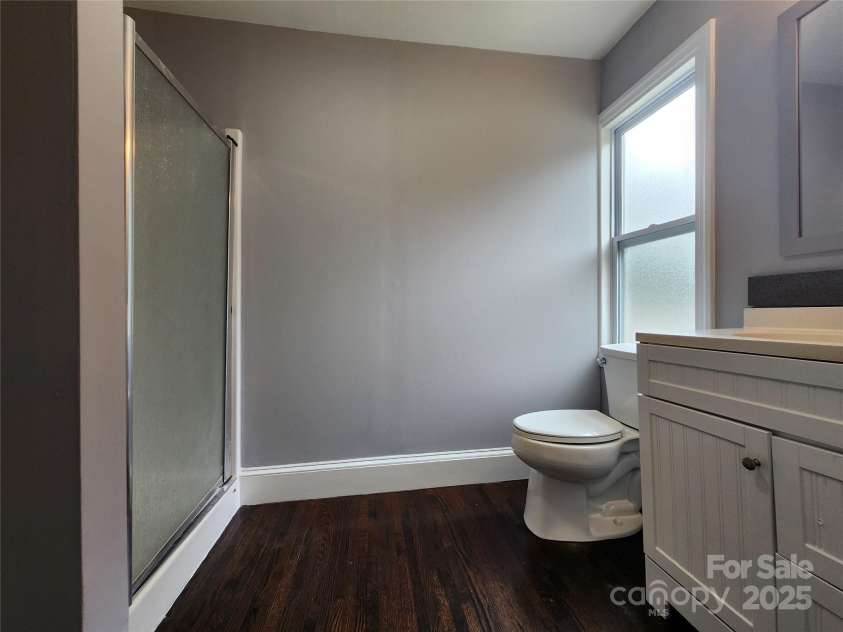 3337 Eastway Drive, Charlotte, NC 28205.  MLS# CAR4193109, YatesRealty ID 19550. Main Bathroom (en-suite)