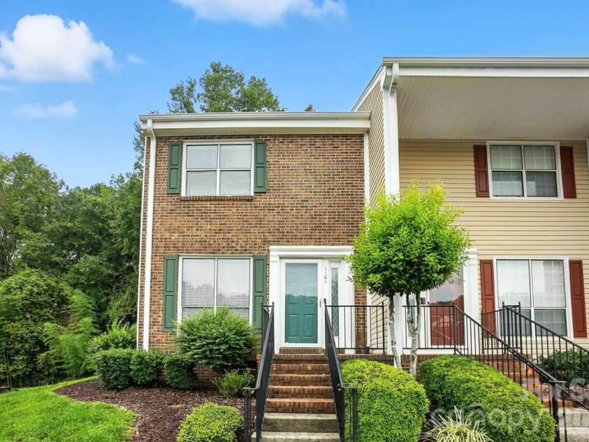 1101 Surry Lane, Gastonia, NC 28054.  MLS# CAR4362418, YatesRealty ID 19551. 