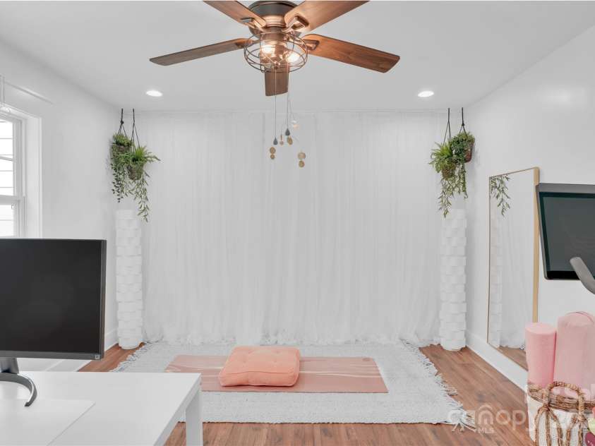 316 Wade Hampton Drive, Matthews, NC 28104.  MLS# CAR4269122, YatesRealty ID 19553. 1st Floor Flex/Office