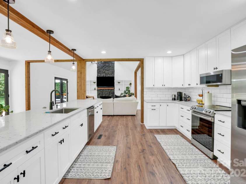 316 Wade Hampton Drive, Matthews, NC 28104.  MLS# CAR4269122, YatesRealty ID 19553. 