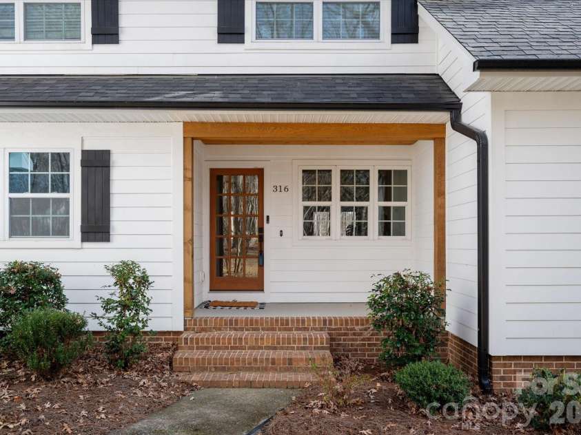 316 Wade Hampton Drive, Matthews, NC 28104.  MLS# CAR4337891, YatesRealty ID 19553. 