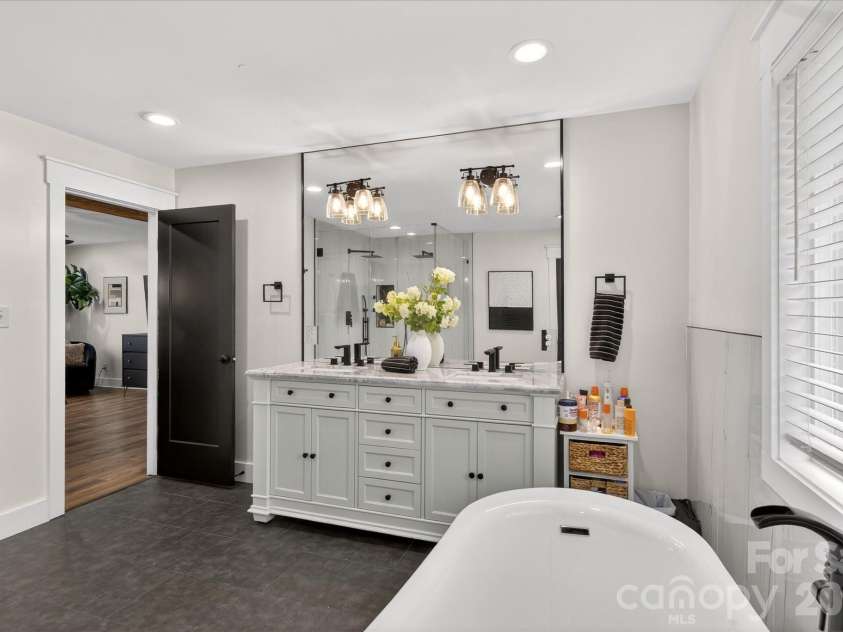 316 Wade Hampton Drive, Matthews, NC 28104.  MLS# CAR4337891, YatesRealty ID 19553. 