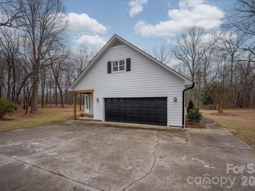 316 Wade Hampton Drive, Matthews, NC 28104.  MLS# CAR4337891, YatesRealty ID 19553. 