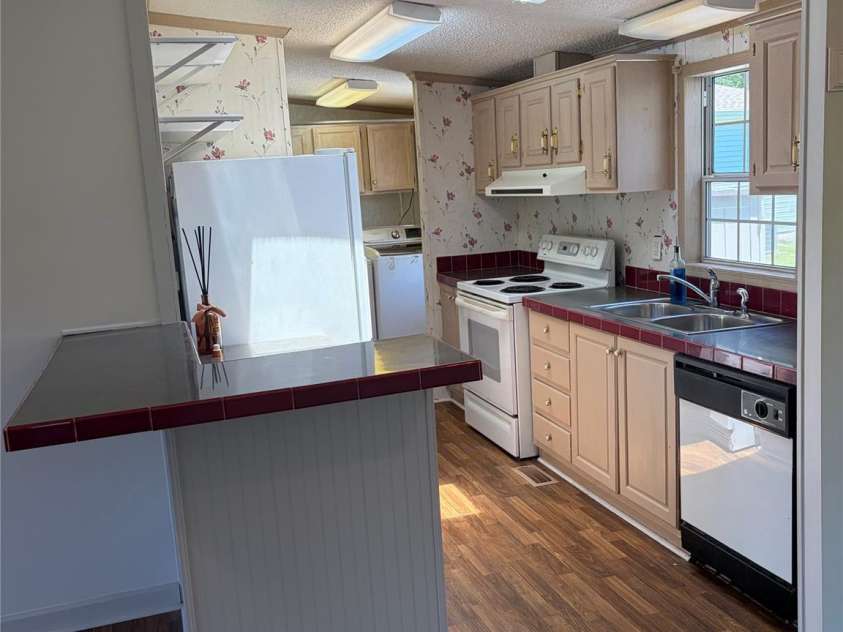 261 White Ash Circle, Hendersonville, NC 28739.  MLS# CAR4338234, YatesRealty ID 19554. Kitchen