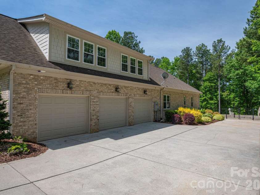 6627 Harbor Oaks Drive, Denver, NC 28037.  MLS# CAR4366457, YatesRealty ID 19556. 