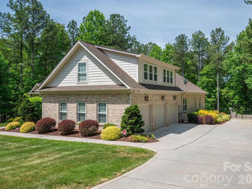 6627 Harbor Oaks Drive, Denver, NC 28037.  MLS# CAR4366457, YatesRealty ID 19556. 