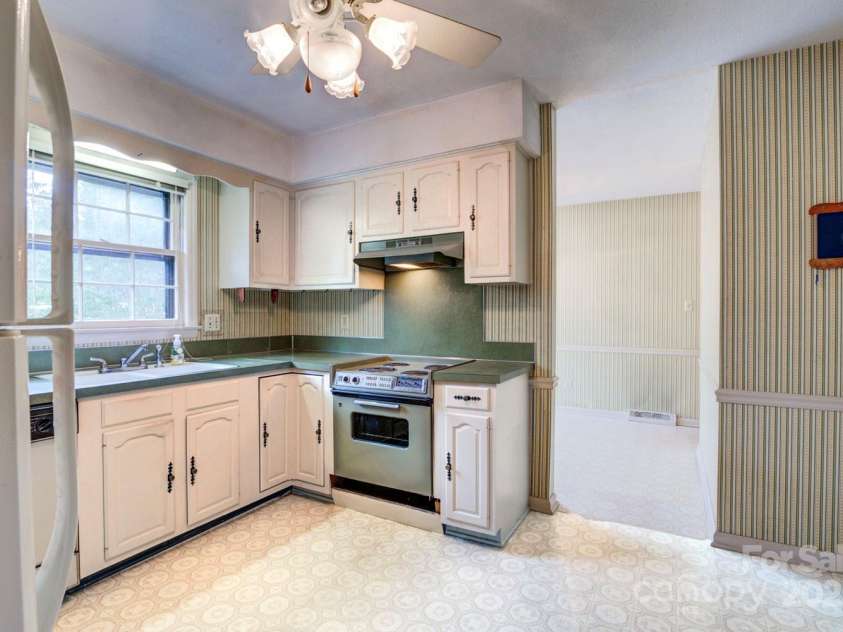 1658 Buckingham Avenue, Gastonia, NC 28054.  MLS# CAR4270551, YatesRealty ID 19557. 