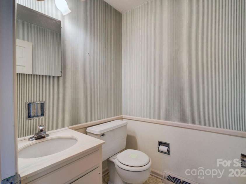1658 Buckingham Avenue, Gastonia, NC 28054.  MLS# CAR4270551, YatesRealty ID 19557. 