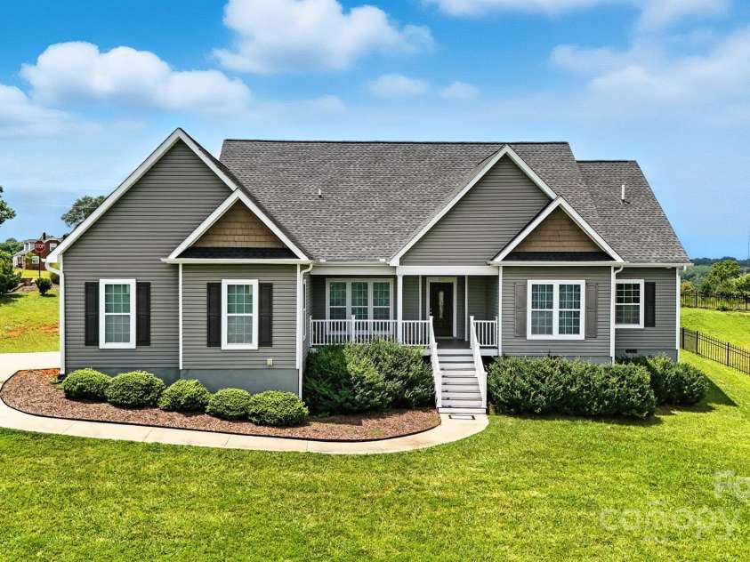 1903 46th Avenue Drive, Hickory, NC 28601.  MLS# CAR4281359, YatesRealty ID 1956. 