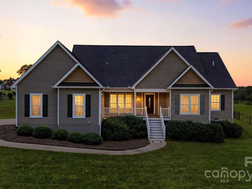 1903 46th Avenue Drive, Hickory, NC 28601.  MLS# CAR4281359, YatesRealty ID 1956. 