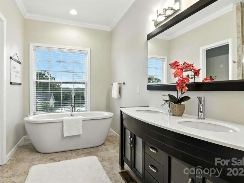 1903 46th Avenue Drive, Hickory, NC 28601.  MLS# CAR4281359, YatesRealty ID 1956. 