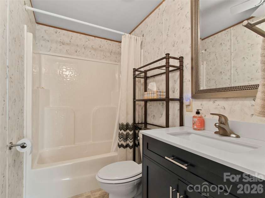 155 Thunderstruck Ridge, Burnsville, NC 28714.  MLS# CAR4365534, YatesRealty ID 19561. 2nd Bathroom