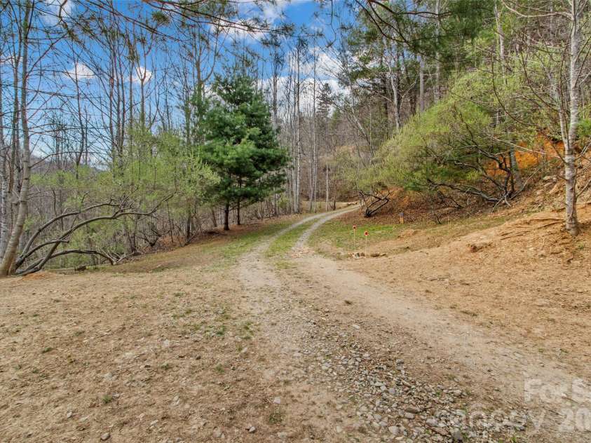 155 Thunderstruck Ridge, Burnsville, NC 28714.  MLS# CAR4365534, YatesRealty ID 19561. Driveway
