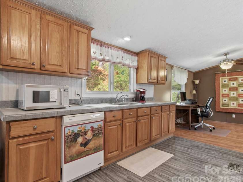 155 Thunderstruck Ridge, Burnsville, NC 28714.  MLS# CAR4365534, YatesRealty ID 19561. Kitchen