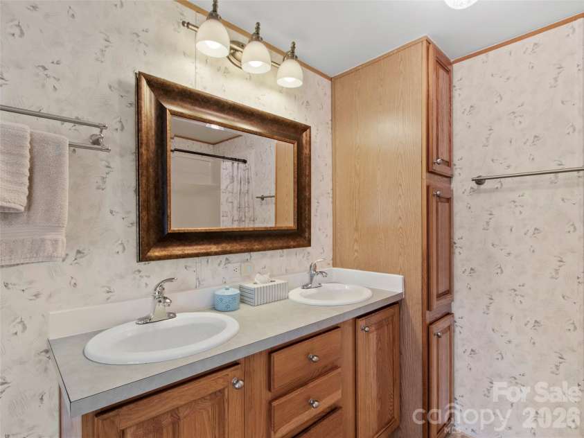 155 Thunderstruck Ridge, Burnsville, NC 28714.  MLS# CAR4365534, YatesRealty ID 19561. Primary en suite