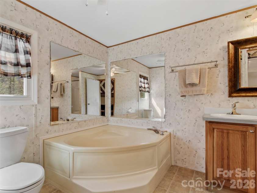 155 Thunderstruck Ridge, Burnsville, NC 28714.  MLS# CAR4365534, YatesRealty ID 19561. Primary en suite
