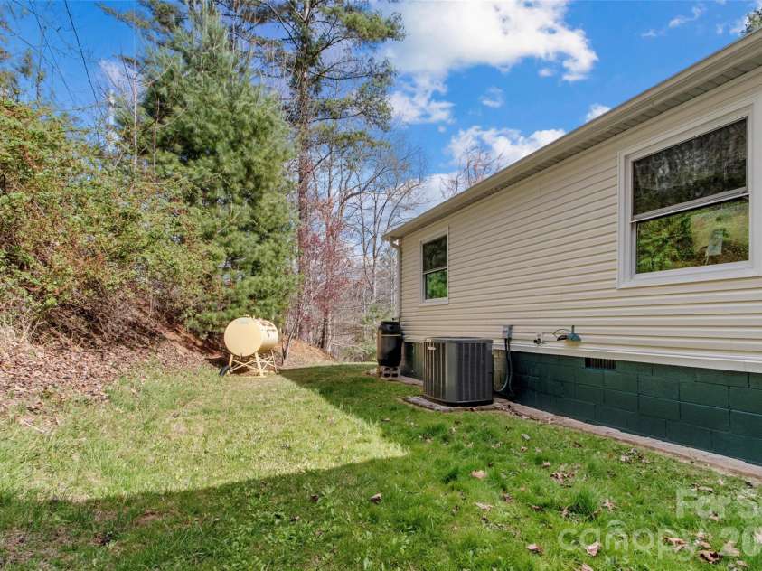 155 Thunderstruck Ridge, Burnsville, NC 28714.  MLS# CAR4365534, YatesRealty ID 19561. Rear