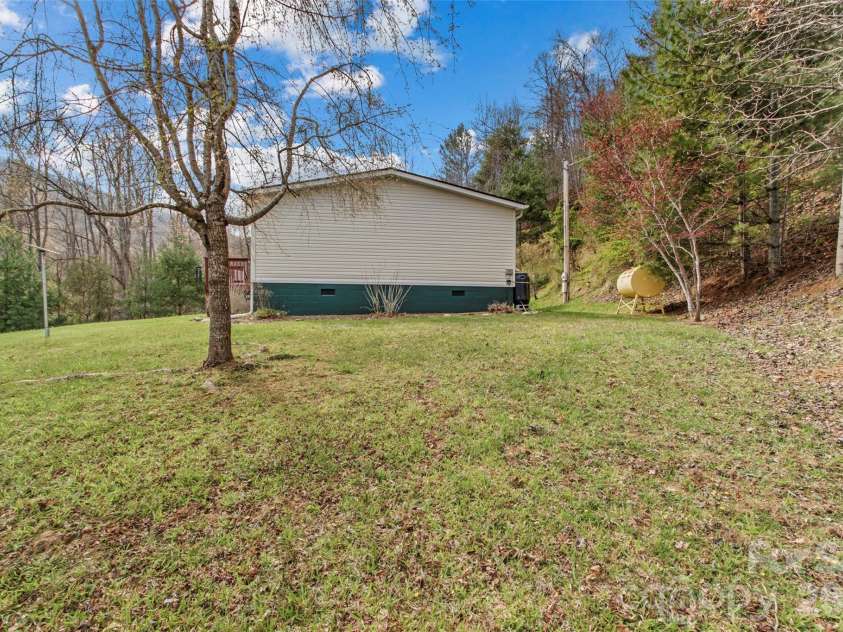 155 Thunderstruck Ridge, Burnsville, NC 28714.  MLS# CAR4365534, YatesRealty ID 19561. Side