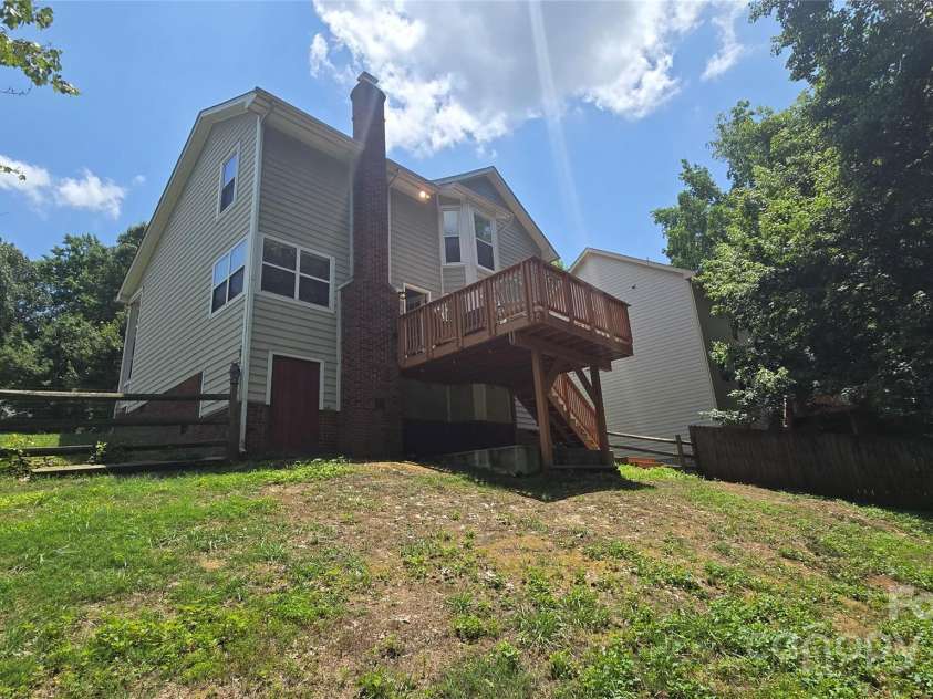 7425 Hubbard Woods Road, Charlotte, NC 28269.  MLS# CAR4269452, YatesRealty ID 19561. 