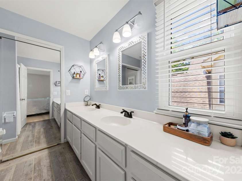 7425 Hubbard Woods Road, Charlotte, NC 28269.  MLS# CAR4269452, YatesRealty ID 19561. Primary Bath/closet