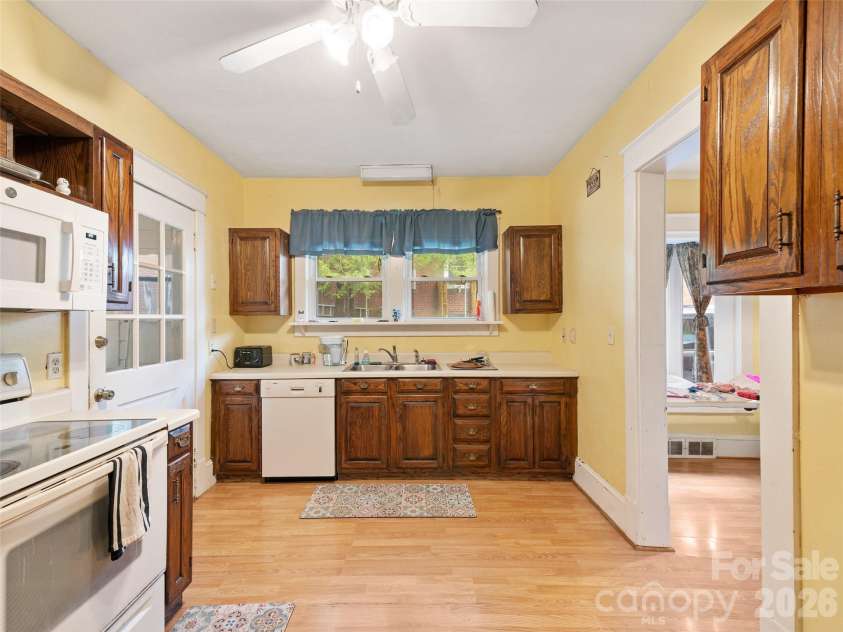 147 Walnut Avenue, Spruce Pine, NC 28777.  MLS# CAR4407282, YatesRealty ID 19566. 